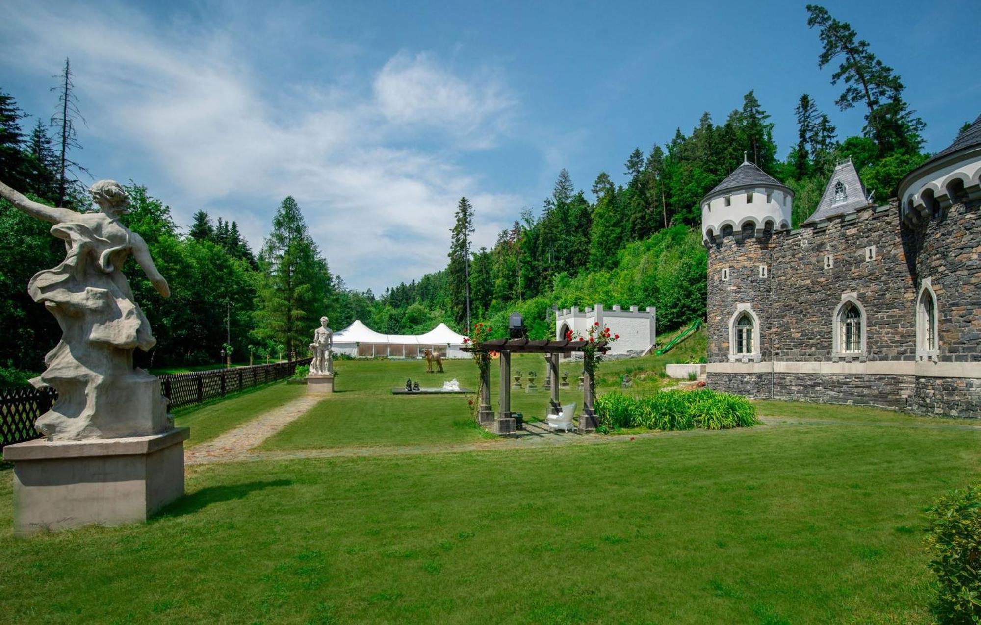 Hrad Kunzov Glamping & Spa & Restaurant Přerov Eksteriør billede