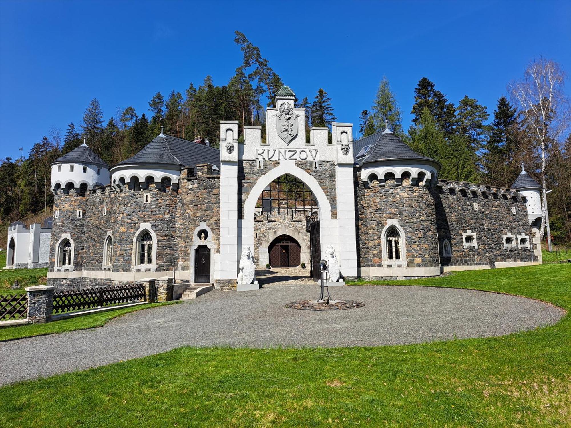 Hrad Kunzov Glamping & Spa & Restaurant Přerov Eksteriør billede